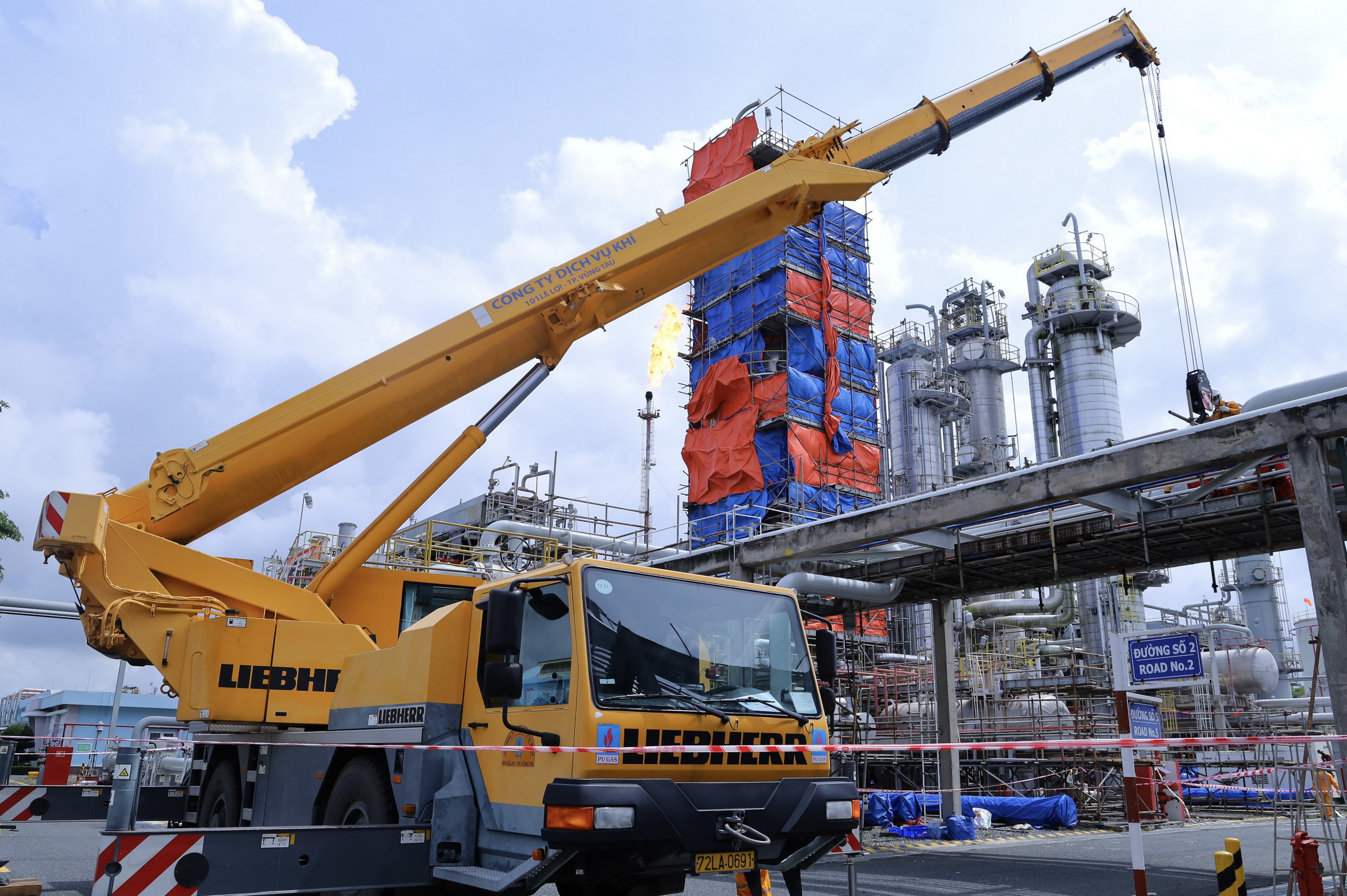 Công đoàn PV GAS khen thưởng 8 đơn vị hoàn thành tốt thi đua BDSC công trình khí và chạy thử chuỗi dự án LNG Thị Vải Công đoàn PV GAS khen thưởng 8 đơn vị hoàn thành tốt thi đua BDSC công trình khí và chạy thử chuỗi dự án LNG Thị Vải