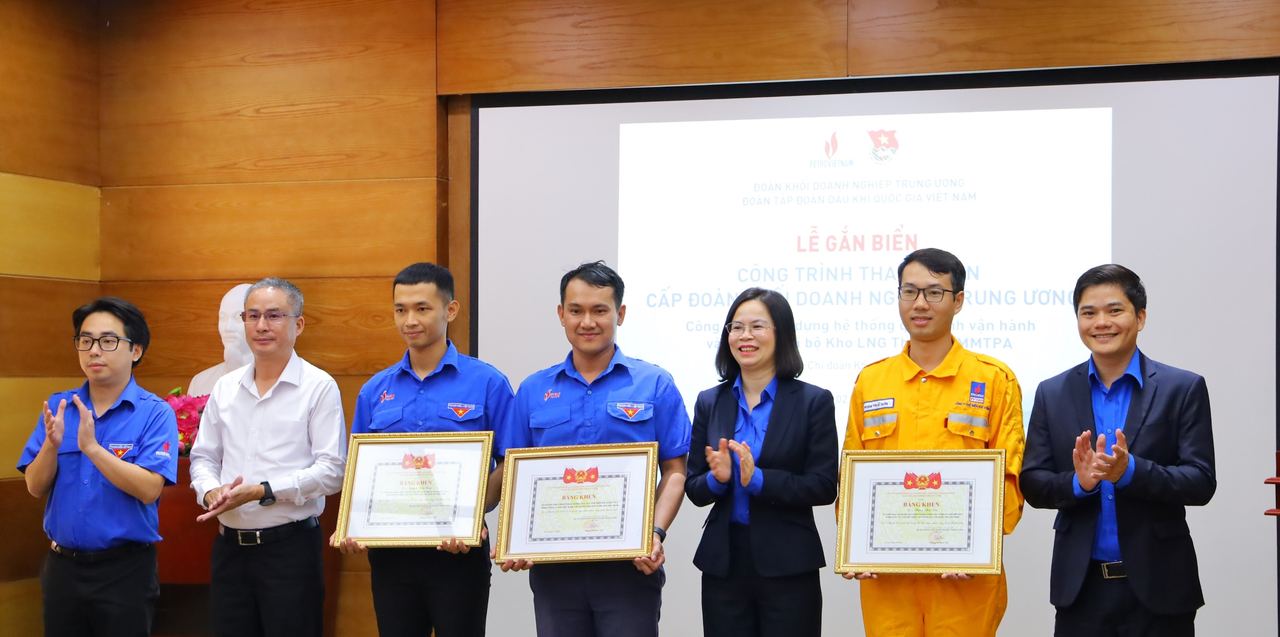 Gắn biển công trình thanh niên cấp Đoàn Khối Doanh nghiệp Trung ương