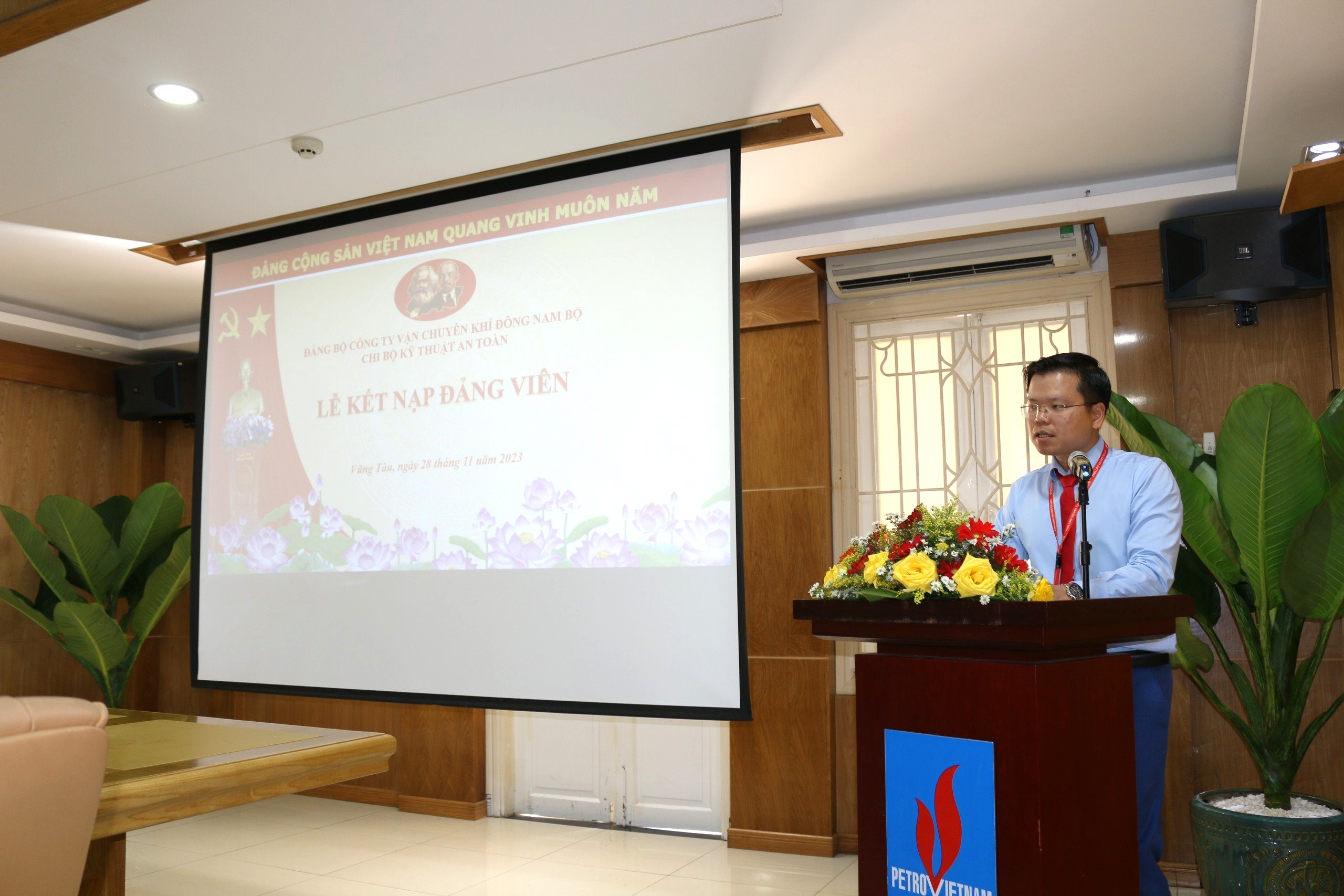 Chi bộ Kỹ thuật – An toàn trực thuộc Đảng Bộ KĐN tổ chức Lễ kết nạp Đảng viên mới