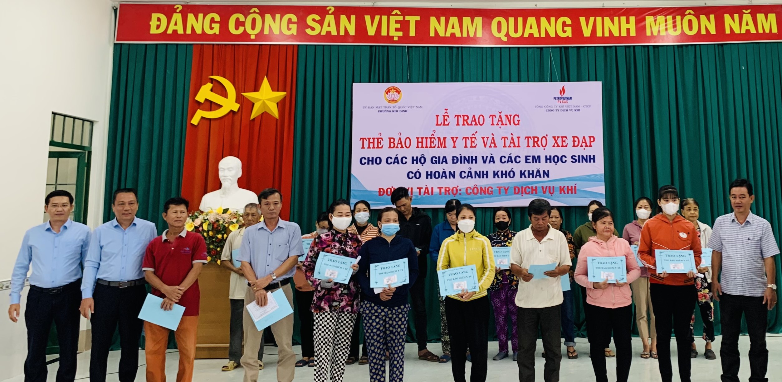 Công ty Dịch vụ Khí tài trợ thẻ BHYT và tặng xe đạp cho học sinh BR-VT