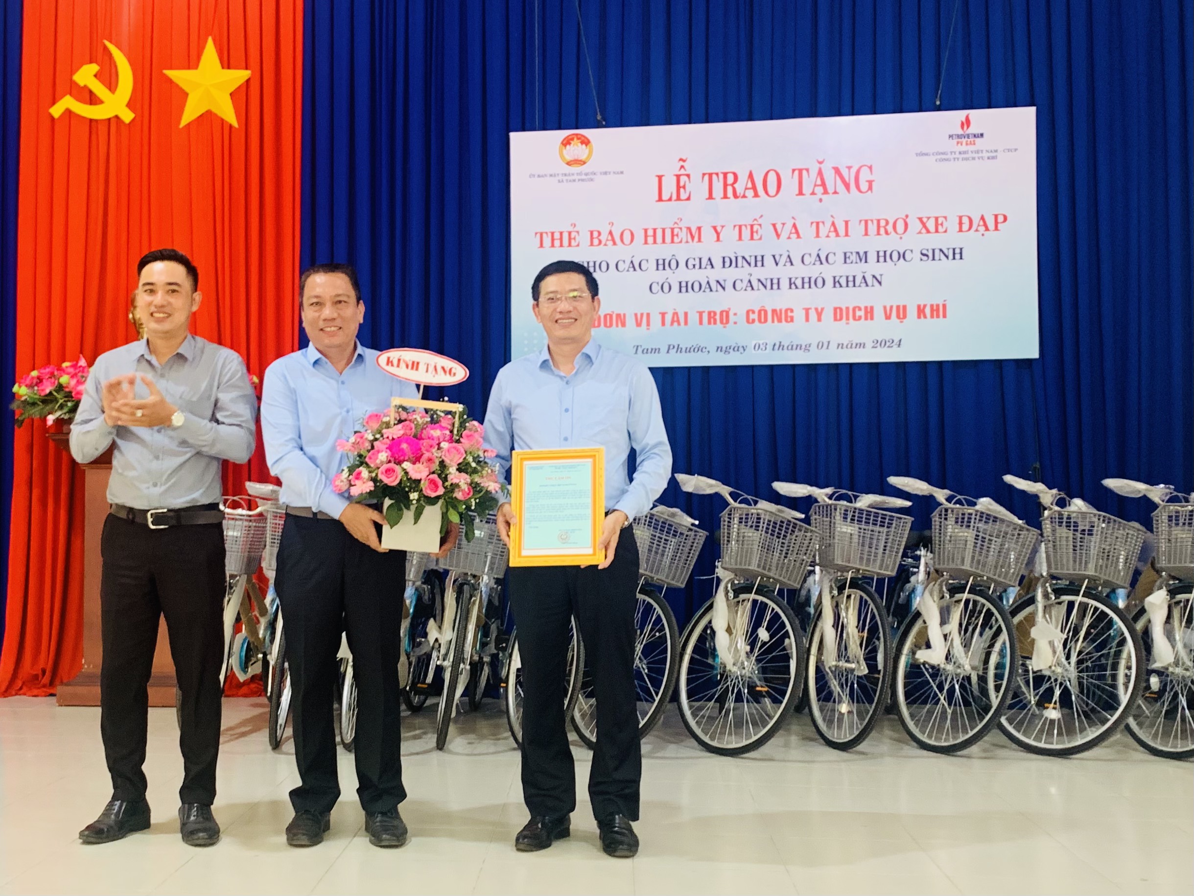 Công ty Dịch vụ Khí tài trợ thẻ BHYT và tặng xe đạp cho học sinh BR-VT