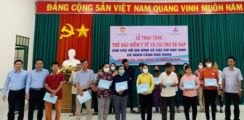 Công ty Dịch vụ Khí tài trợ thẻ BHYT và tặng xe đạp cho học sinh BR-VT