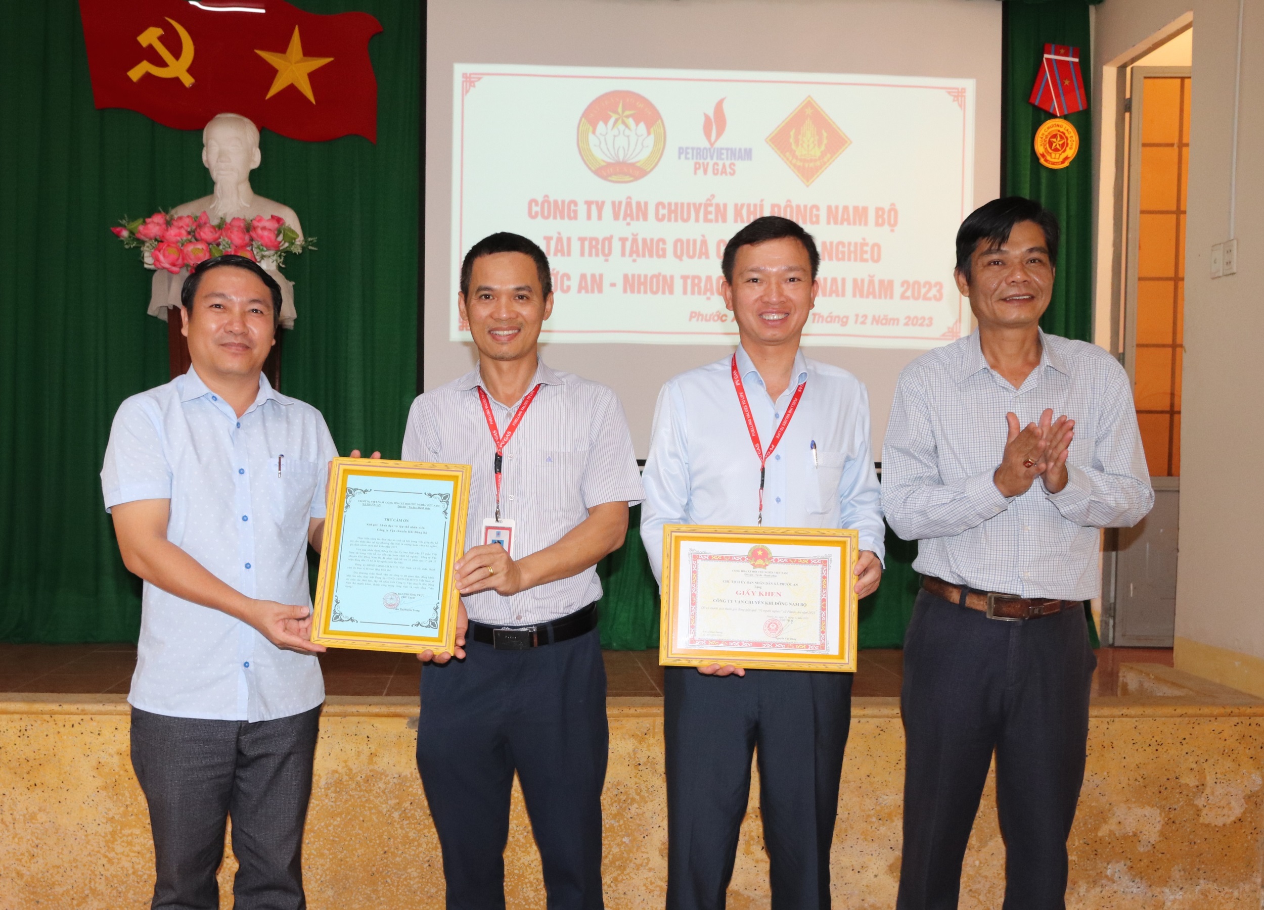 “Mừng xuân Giáp Thìn, đón Tết nghĩa tình” – Công ty Vận chuyển khí Đông Nam Bộ trao tặng quà tại Nhơn Trạch (Đồng Nai) và Phú Mỹ (Bà Rịa – Vũng Tàu) “Mừng xuân Giáp Thìn, đón Tết nghĩa tình” – Công ty Vận chuyển khí Đông Nam Bộ trao tặng quà tại Nhơn Trạch (Đồng Nai) và Phú Mỹ (Bà Rịa – Vũng Tàu)
