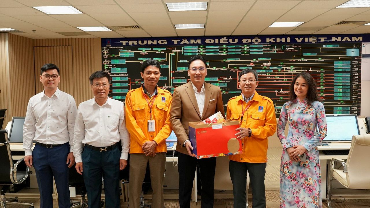 Ấm áp đêm Giao thừa tại PV GAS Tower