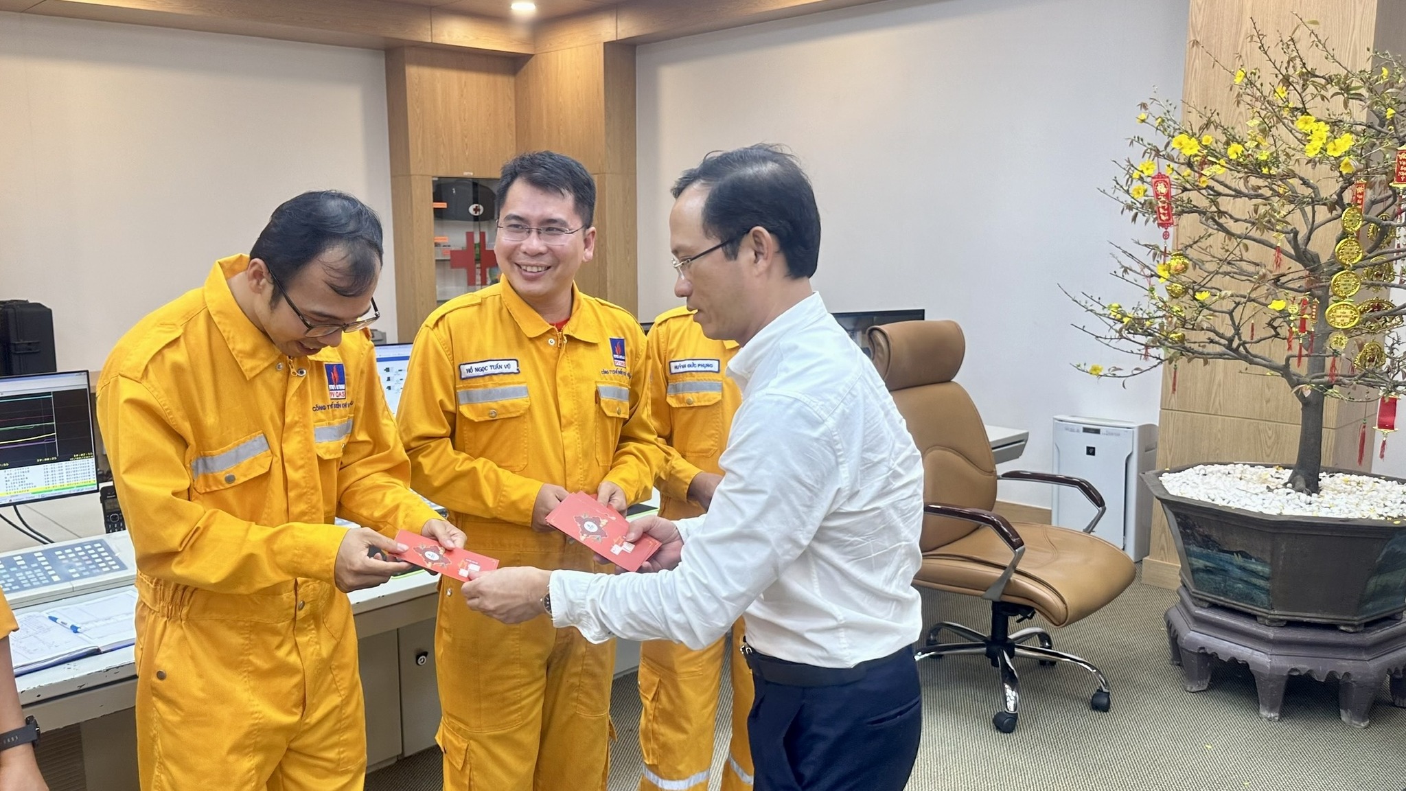 PV GAS VUNG TAU, PV GAS CA MAU chúc Tết, động viên người lao động trực Tết PV GAS VUNG TAU, PV GAS CA MAU chúc Tết, động viên người lao động trực Tết