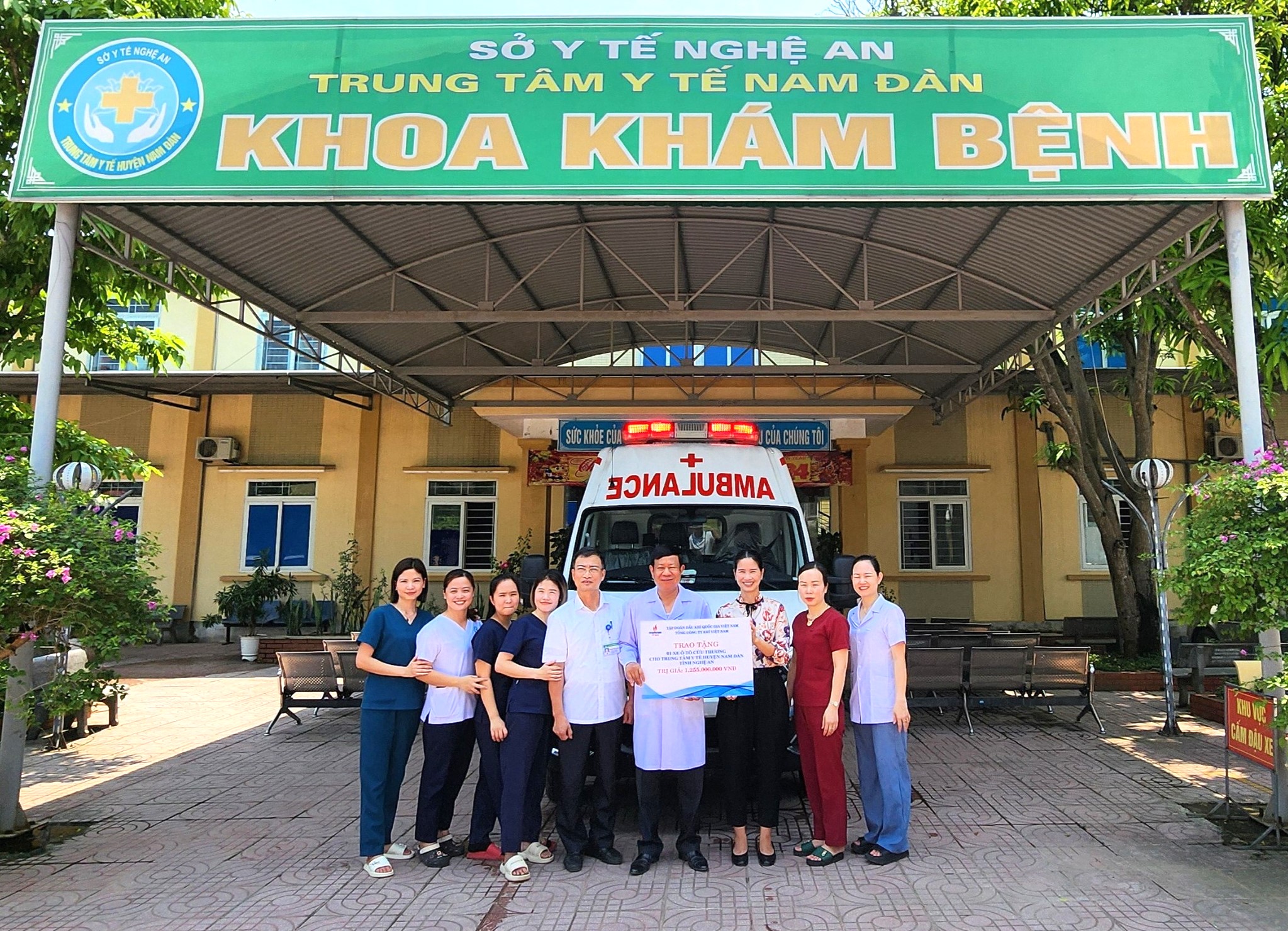 PV GAS trao tặng xe ô tô cứu thương cho Trung tâm Y tế huyện Nam Đàn, tỉnh Nghệ An