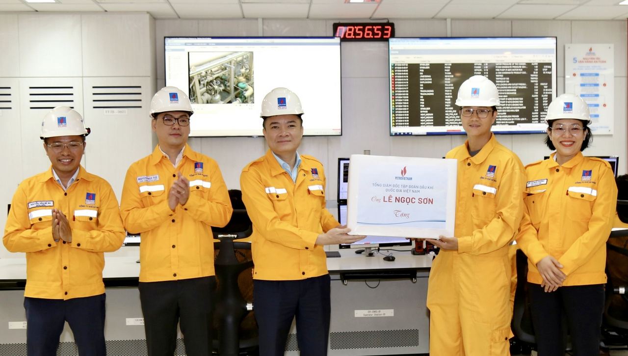 Tổng Giám đốc Lê Ngọc Sơn đến thăm và làm việc tại Công ty Khí Cà Mau