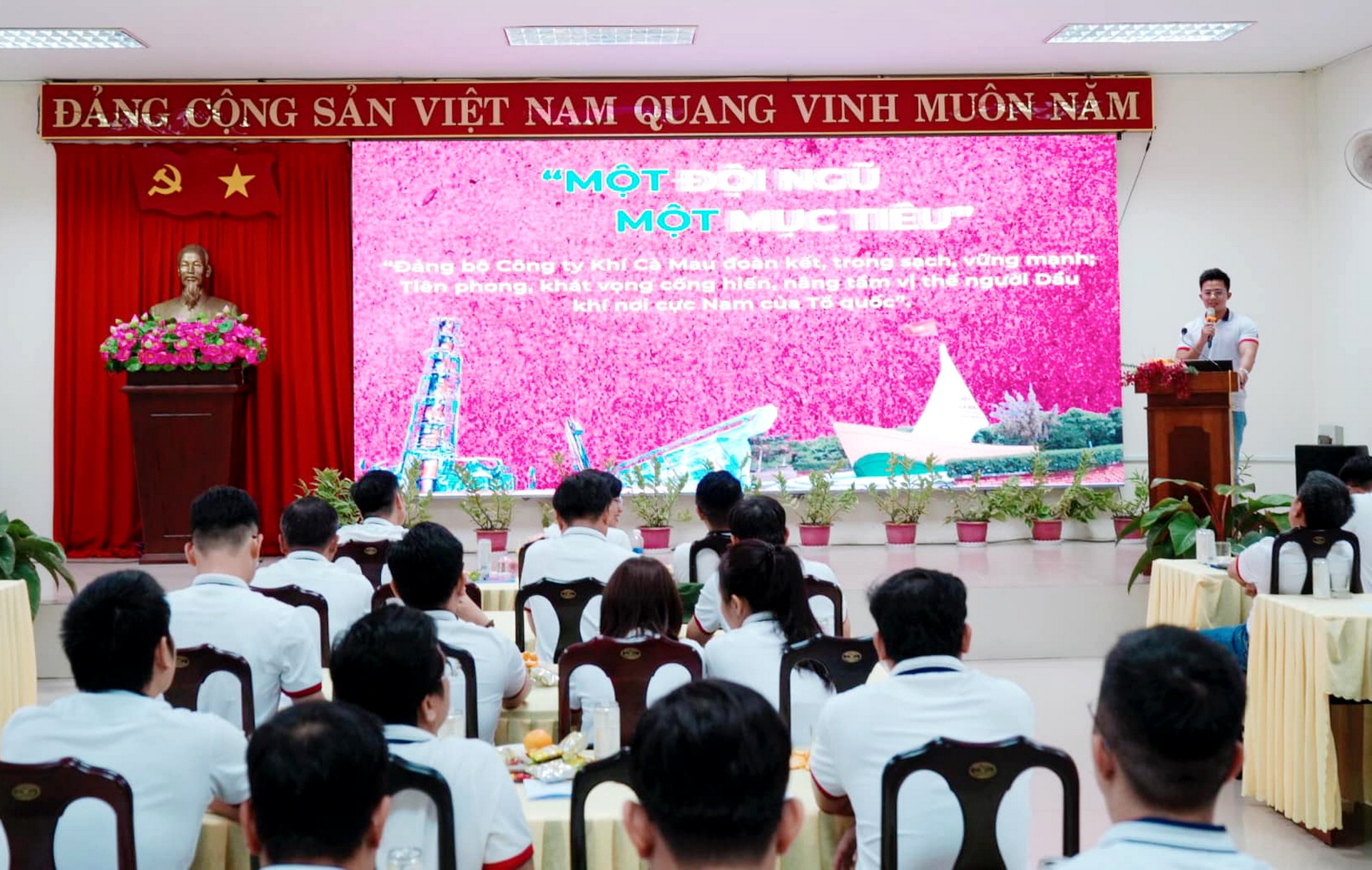Đảng bộ Công ty Khí Cà Mau triển khai sinh hoạt chuyên đề "Một đội ngũ, Một mục tiêu"