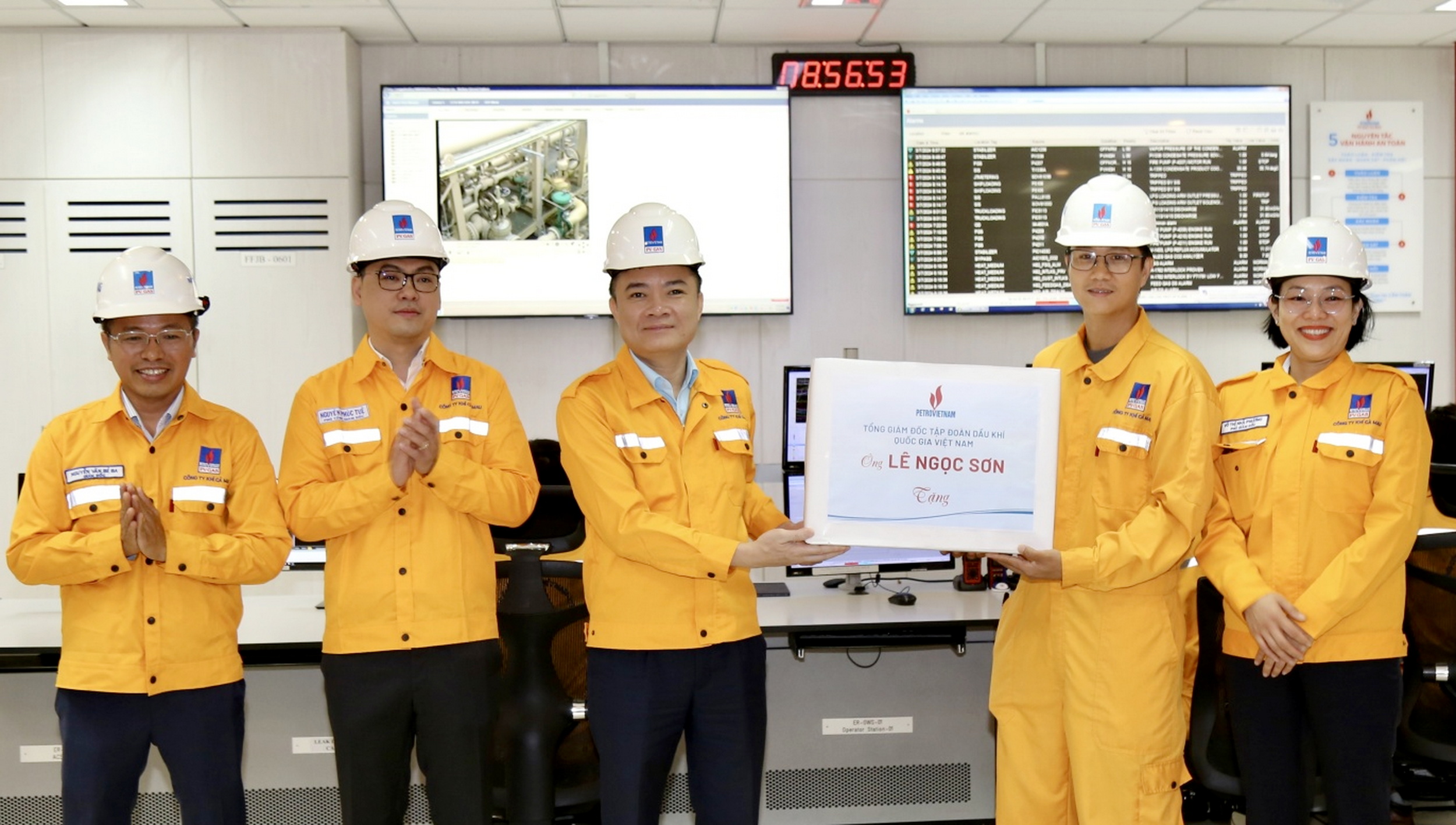 Petrovietnam’s President & CEO visits PV GAS CA MAU