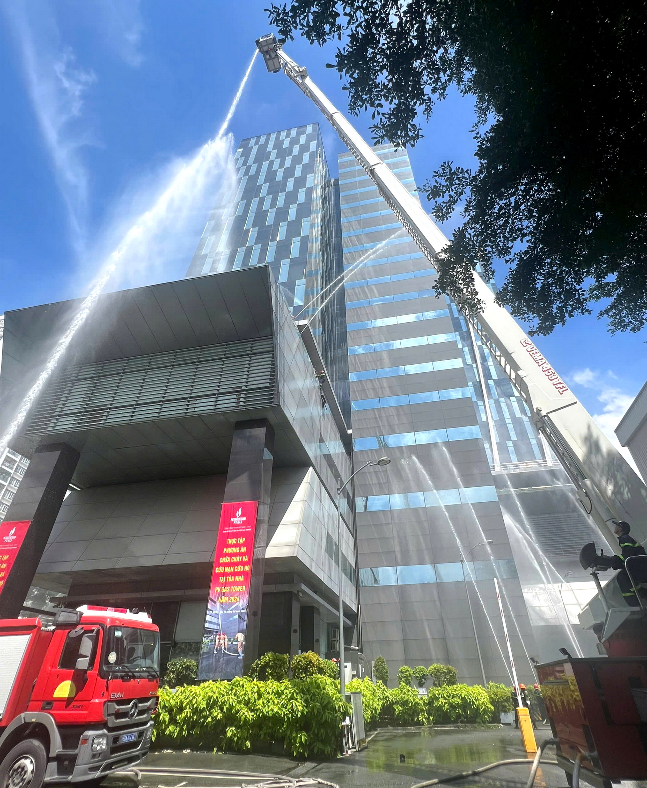 Diễn tập phương án chữa cháy, cứu nạn, cứu hộ tại PV GAS Tower