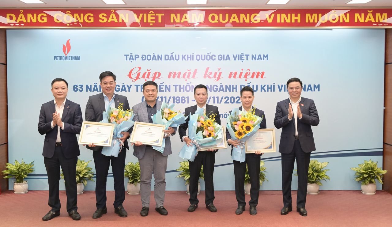 PV GAS nhận vinh danh đơn vị tiêu biểu trong thực hiện kế hoạch quản trị của Petrovietnam PV GAS nhận vinh danh đơn vị tiêu biểu trong thực hiện kế hoạch quản trị của Petrovietnam