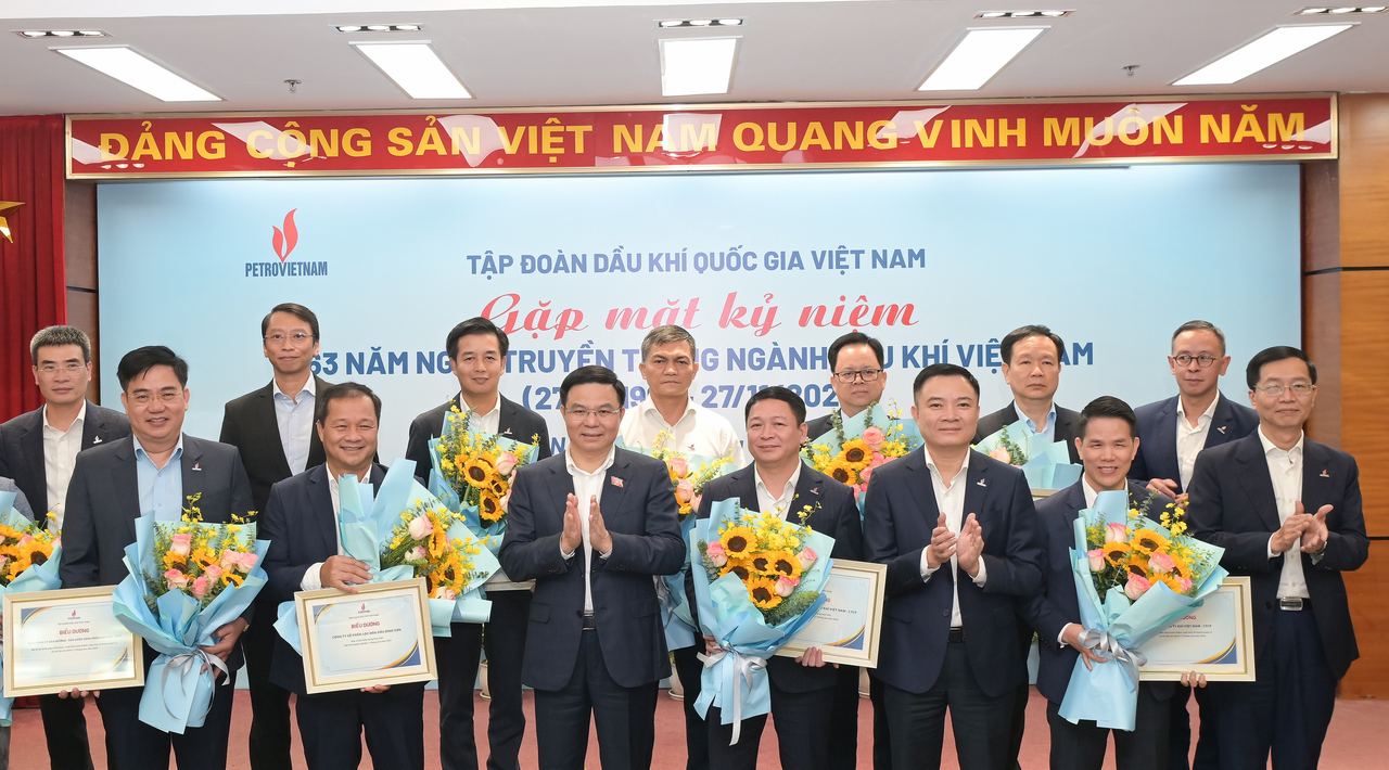 PV GAS nhận vinh danh đơn vị tiêu biểu trong thực hiện kế hoạch quản trị của Petrovietnam PV GAS nhận vinh danh đơn vị tiêu biểu trong thực hiện kế hoạch quản trị của Petrovietnam
