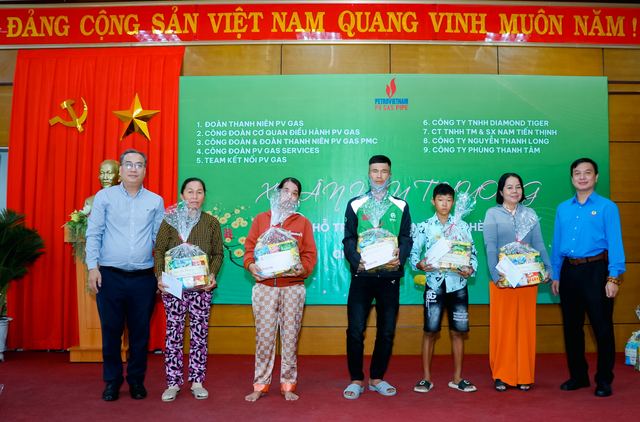 PV GAS cares for employees during Tet