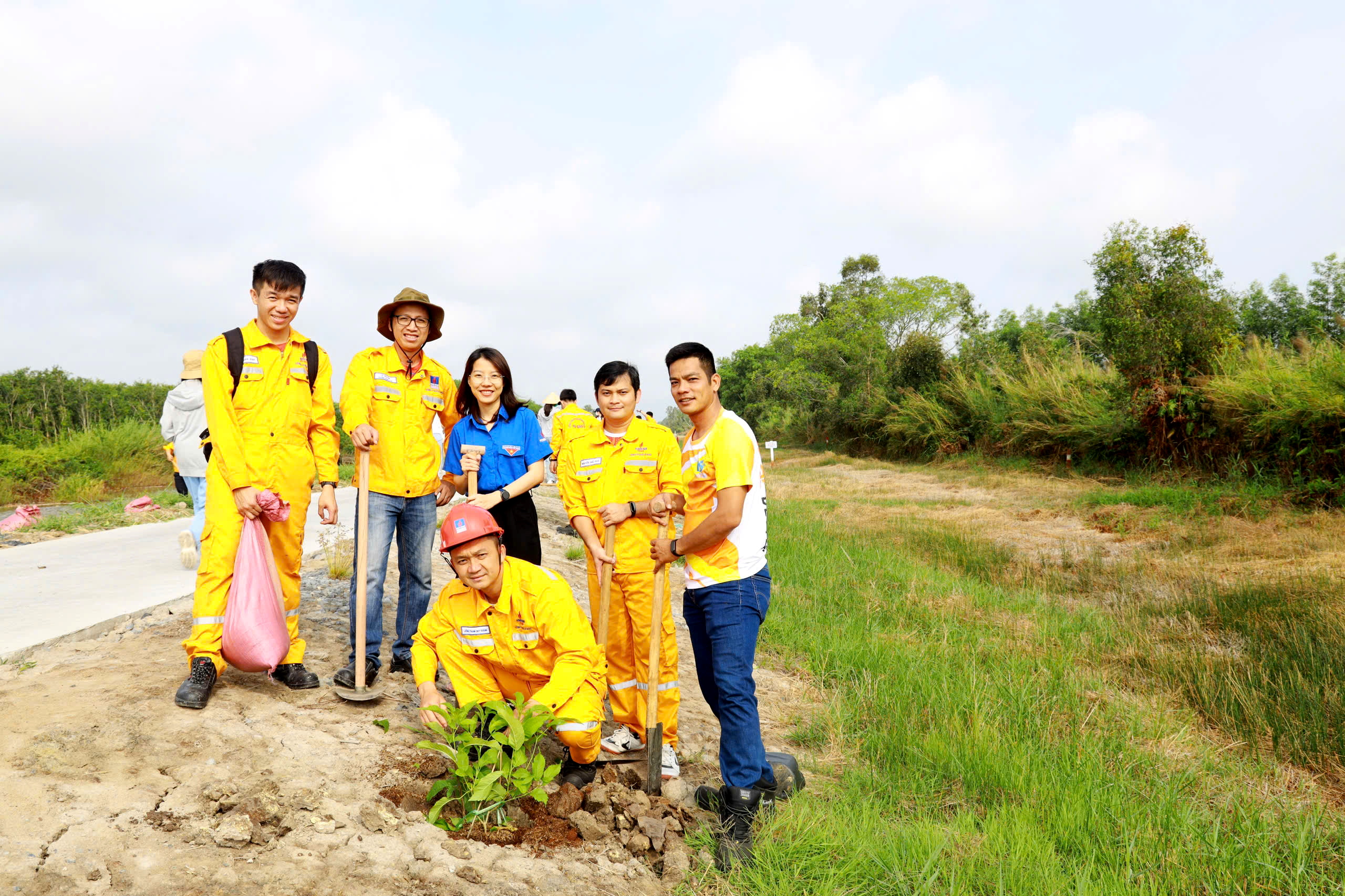 Tuổi trẻ PV GAS CA MAU lan tỏa màu xanh trên công trình khí