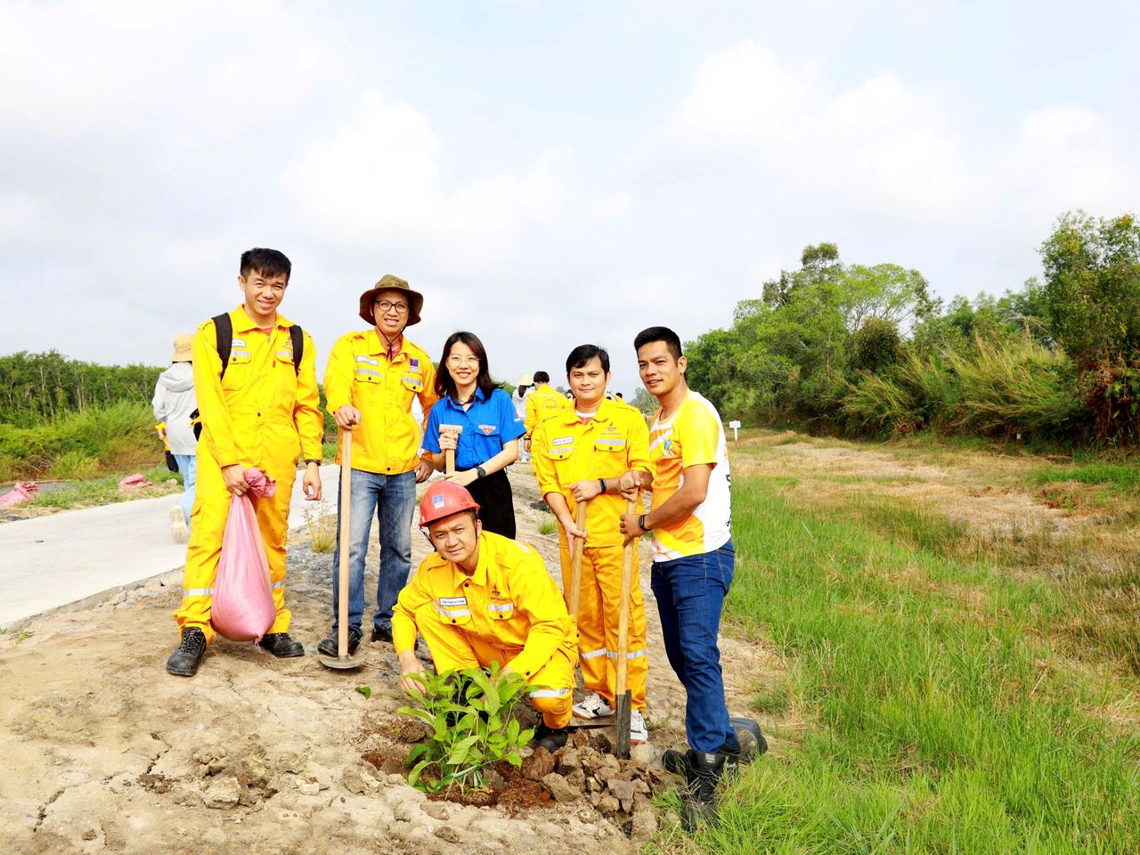 Tuổi trẻ PV GAS CA MAU lan tỏa màu xanh trên công trình khí