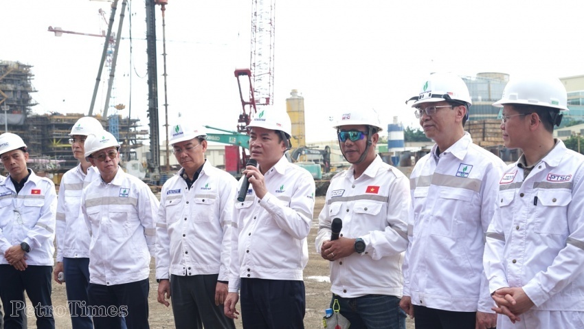 Đồng chí Lê Ngọc Sơn - Bí thư Đảng ủy, Chủ tịch HĐTV Tập đoàn Công nghiệp - Năng lượng Quốc gia Việt Nam (Petrovietnam) được giới thiệu ứng cử đại biểu Quốc hội khóa XVI tại đơn vị bầu cử số 4, TP HCM