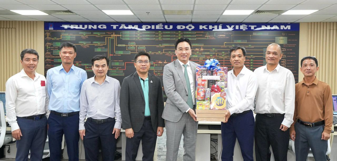 Bí thư Đảng ủy, Chủ tịch HĐQT PV GAS động viên lực lượng trực Tết tại PV GAS Tower đêm giao thừa Xuân Bính Ngọ 2026