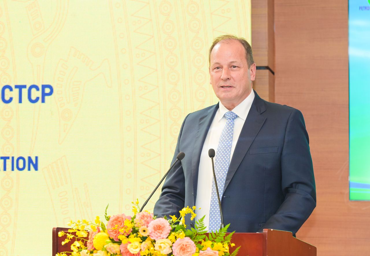 Petrovietnam/PV GAS ký kết và trao các văn kiện Dự án phát triển mỏ Nam Du – U Minh, góp phần đảm bảo an ninh năng lượng quốc gia Petrovietnam/PV GAS ký kết và trao các văn kiện Dự án phát triển mỏ Nam Du – U Minh, góp phần đảm bảo an ninh năng lượng quốc gia