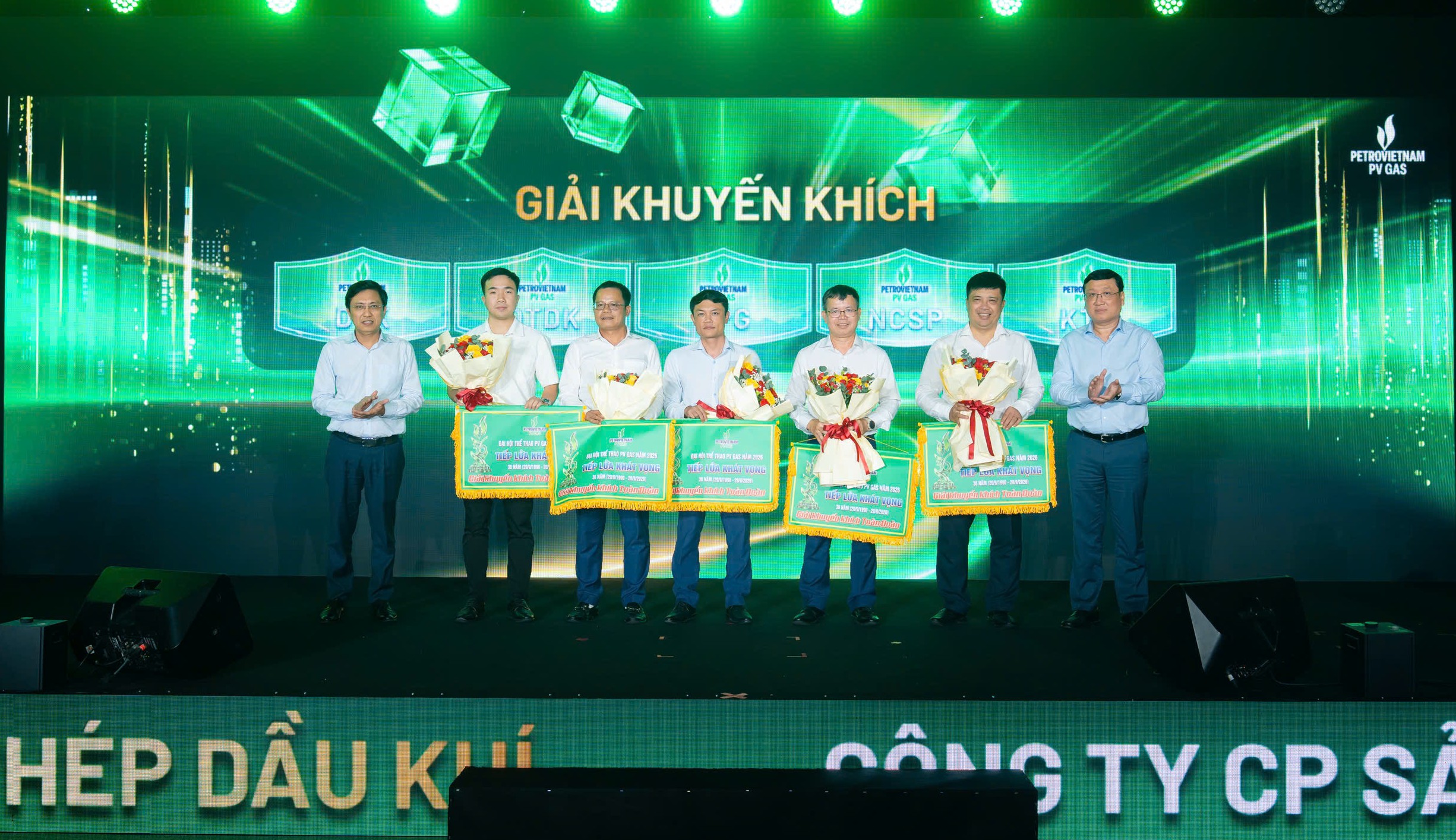 PV GAS kỷ niệm 36 năm thành lập: Tiếp lửa khát vọng, vững bước tương lai PV GAS kỷ niệm 36 năm thành lập: Tiếp lửa khát vọng, vững bước tương lai