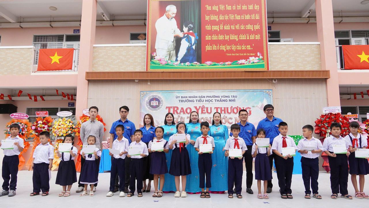 PV GAS tiếp sức học sinh đến trường trong năm học mới