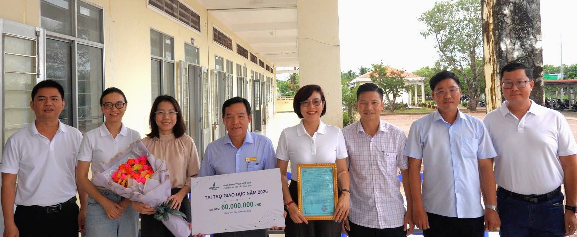 Chi nhánh Khí Tây Nam Bộ tiếp sức đến trường cho học sinh có hoàn cảnh khó khăn tại Cà Mau Chi nhánh Khí Tây Nam Bộ tiếp sức đến trường cho học sinh có hoàn cảnh khó khăn tại Cà Mau