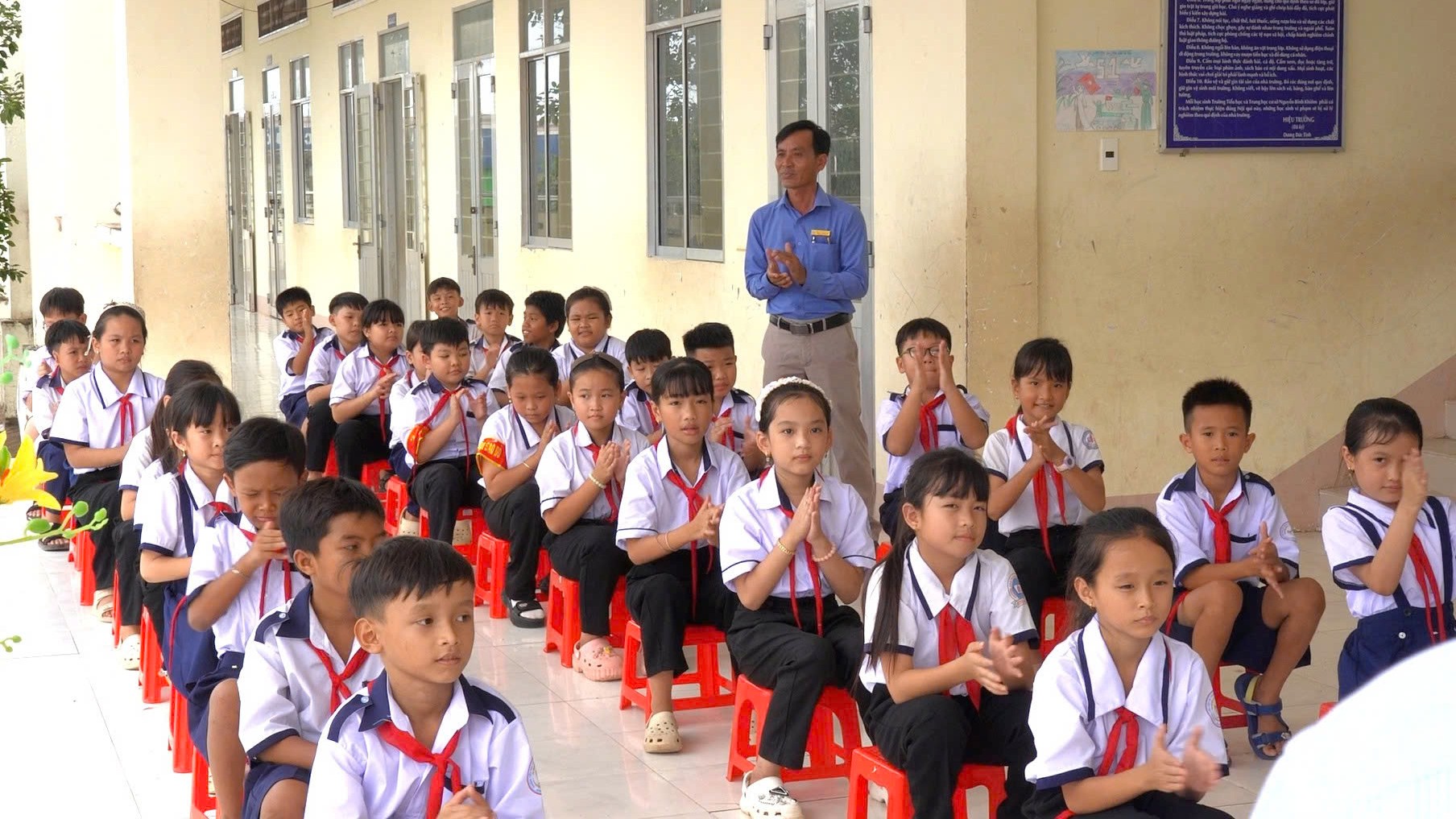 Chi nhánh Khí Tây Nam Bộ tiếp sức đến trường cho học sinh có hoàn cảnh khó khăn tại Cà Mau Chi nhánh Khí Tây Nam Bộ tiếp sức đến trường cho học sinh có hoàn cảnh khó khăn tại Cà Mau