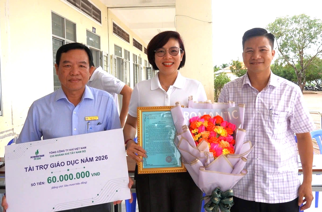 Chi nhánh Khí Tây Nam Bộ tiếp sức đến trường cho học sinh có hoàn cảnh khó khăn tại Cà Mau Chi nhánh Khí Tây Nam Bộ tiếp sức đến trường cho học sinh có hoàn cảnh khó khăn tại Cà Mau